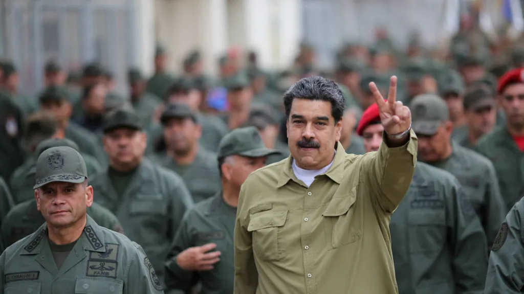 Nicolás Maduro během vojenského cvičení