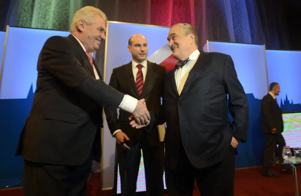 Prezidentští kandidáti Miloš Zeman (vlevo) a Karel Schwarzenberg vystoupili 18. ledna 2013 v pražské Rock Opeře