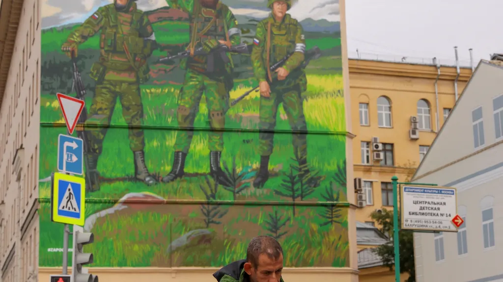 Mural znázorňující ruské vojáky na jednom z domů v Moskvě