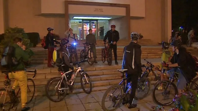 Cyklisté vyrazili od Domu umění ve 21 hodin
