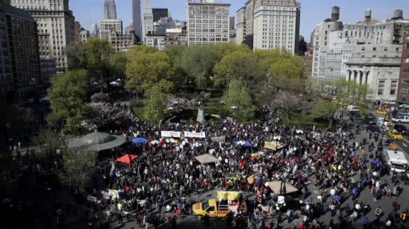 Obvinění policistů hlasité protesty umírnilo