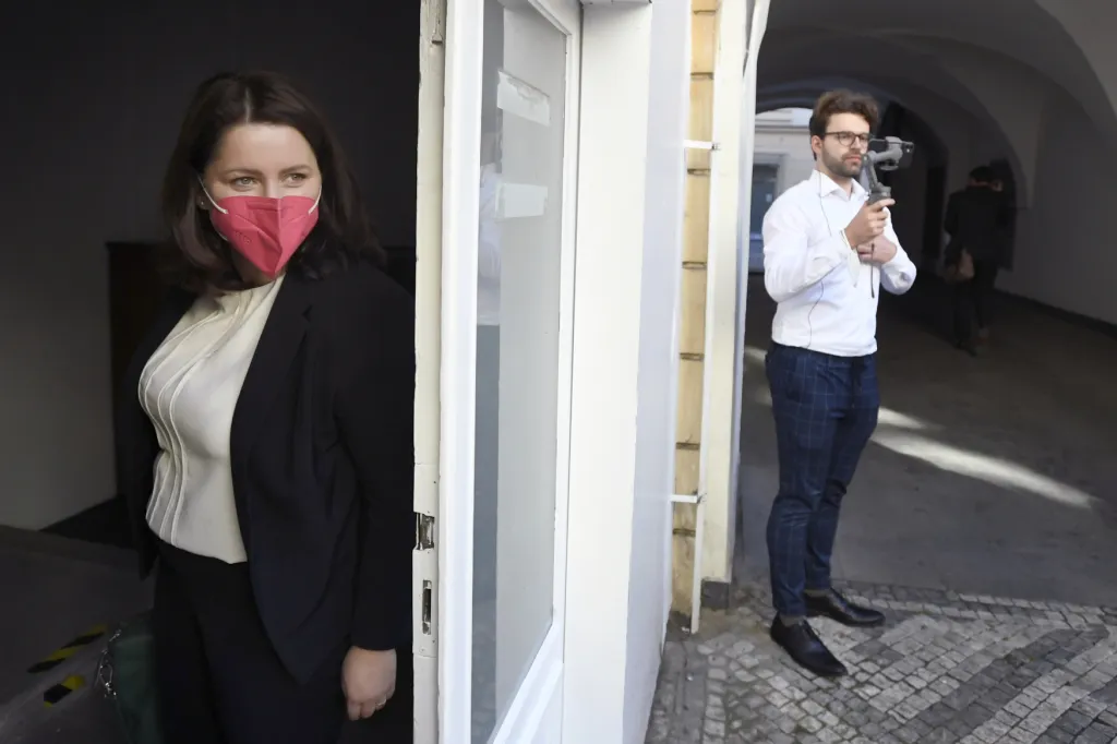 Ministryně práce a sociálních věcí Jana Maláčová přichází do sídla ČSSD sledovat výsledky voleb