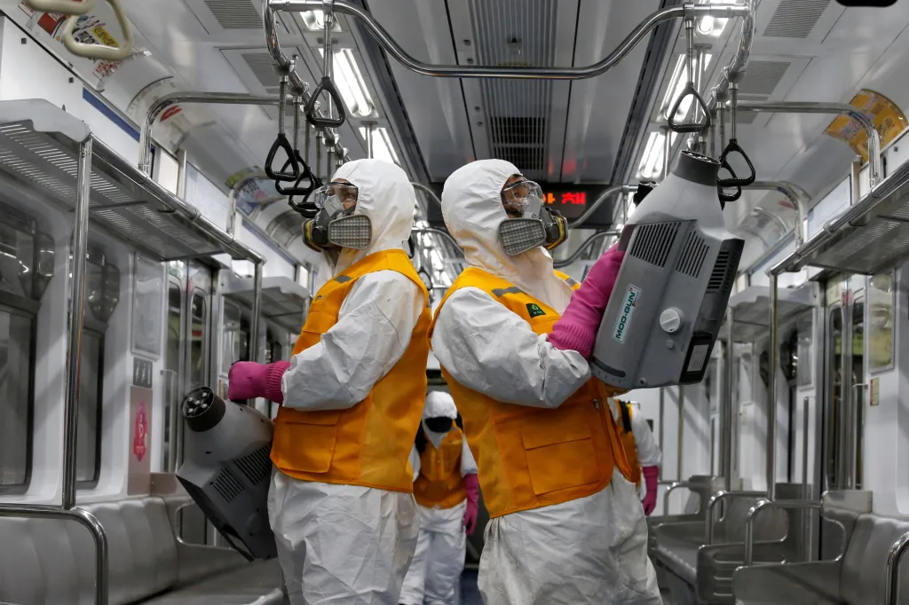 Kvůli obavám z viru dezinfikují zaměstnanci čisticí služby vagony metra v korejském Soulu
