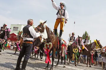 Před stoletím se Sokoli oblékli do krojů. Slovácký rok se stal největší folklorní přehlídkou