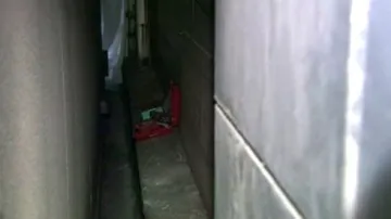 Ulička, ze které se zloději prokopali do obchodu