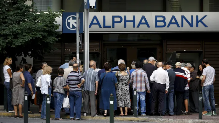 Řecko povolilo seniorům vybrat si z bank část jejich penzí