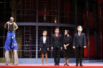 Recenze: Národní divadlo si střílí z EU a utopených uprchlíků. Odporné