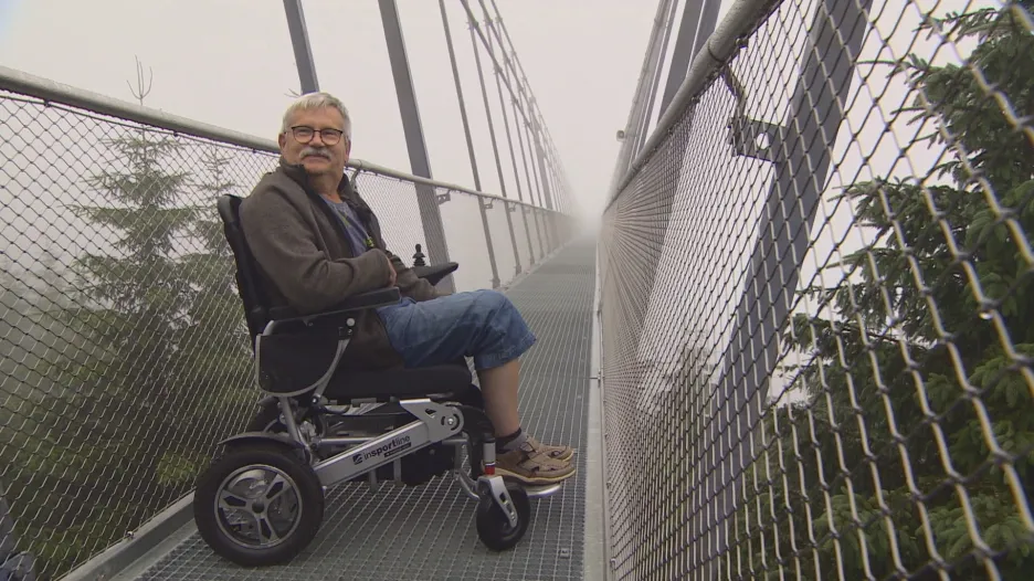 Na visutém mostě SkyBridge na Dolní Moravě se projel vozíčkář