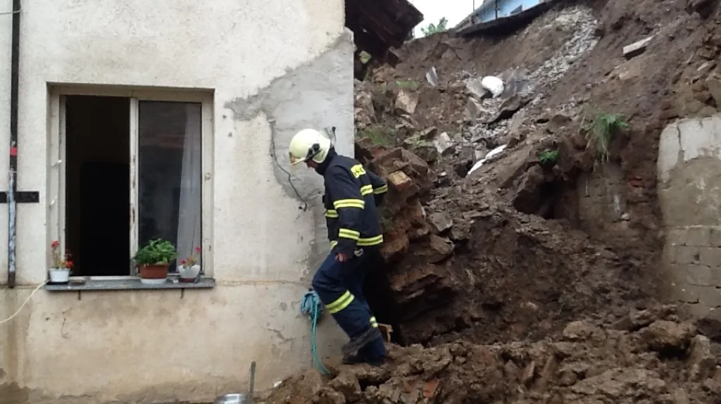 V Miroslavi se svah sesunul na rodinný dům