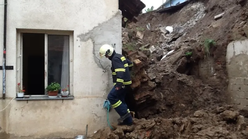 V Miroslavi se svah sesunul na rodinný dům
