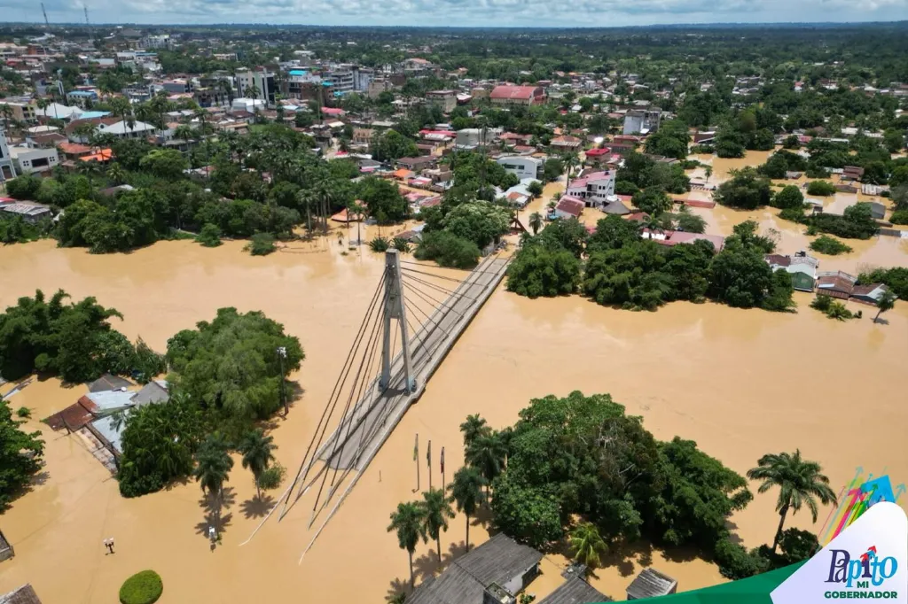 Vylitá řeka Acre mezi městy Cobija a Brasiléia