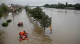 Záchranáři na člunech poblíž Paříže