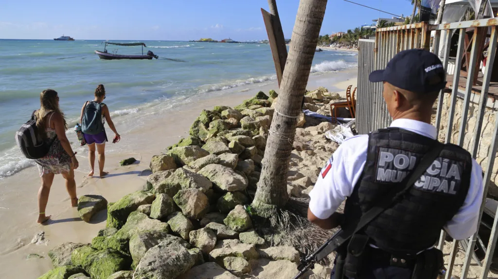 Mexická policie hlídkuje na pláži