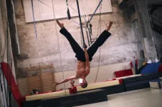 Manéž volá. Studenti cirkusové školy v Bruselu se vrátili k tréninku