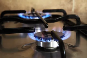 Válka s Íránem zdražuje plyn zejména pro nové zákazníky