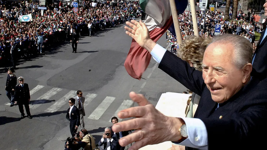 Italský prezident Carlo Azeglio Ciampi mává v roce 2006 davu při návštěvě svého rodného města Livorno
