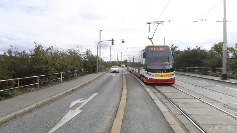 Trať v Nádražní ulici mezi Smíchovským nádražím a Lihovarem patří k tratím rekonstruovaným v 80. letech s použitím betonových panelů se žlábky, do kterých se položily kolejnice. Vydržela přes 30 let, ale nutně potřebuje rekonstrukci.