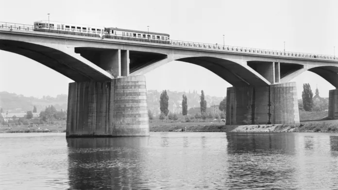 Provoz na Branickém mostě v roce 1964 zahájila jízda motorového vozu "Kredenc" s přívěsným vozem