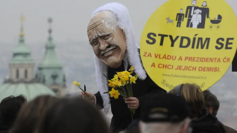 Když Václav Klaus na Pražském hradě končil, prošel Prahou průvod s jeho figurínou. Nakonec ji zapálili a hodili do Vltavy