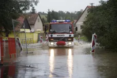 Déšť dál rozvodňuje řeky. Na východě Čech a na Moravě platí třetí povodňové stupně