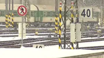 Zamrzlé výhybky komplikují situaci na železnicích