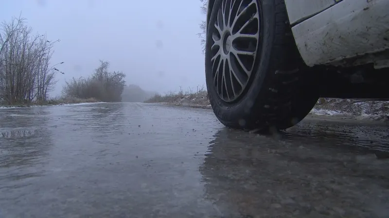 Řidiči měli problémy s ledovkou, železničáři s námrazou