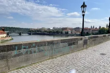 Neznámý vandal posprejoval část Karlova mostu nápisy v angličtině