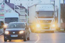 Kamiony si dál budou zkracovat cestu přes Lázně Bohdaneč. Zákaz vázne kvůli silniční rošádě