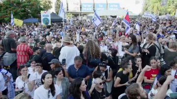 Davy lidí v Tel Avivu přihlíží na návrat izraelských rukojmí