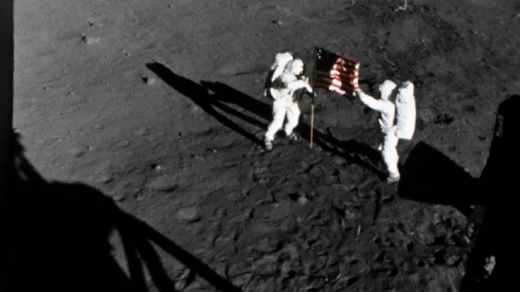 Astronauti zapichují americkou vlajku na Měsíci