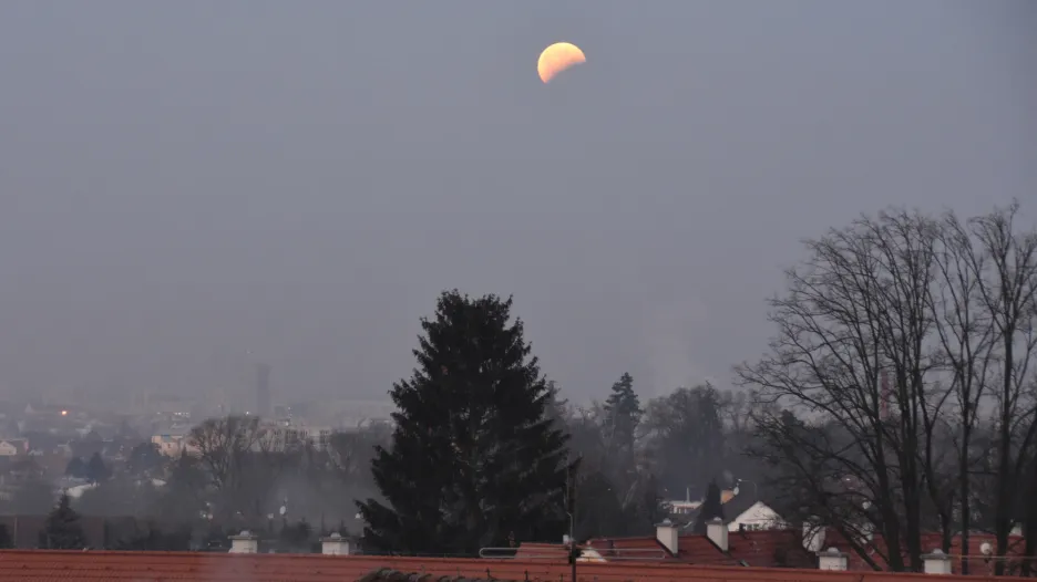 Zatmění Měsíce nad Českými Budějovicemi