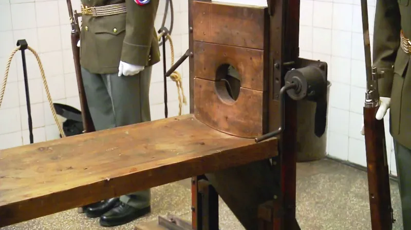 Gilotina v sekyrárně věznice Pankrác