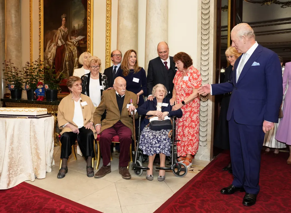 Slavnostní recepce v Buckinghamském paláci se zúčastnili i ti, kteří toho dne oslavili 100. narozeniny