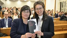 Severokorejská uprchlice Pak Či-hjon (vlevo) a jihokorejská spisovatelka Čche Se-rin s knihou Můj život v Severní Koreji
