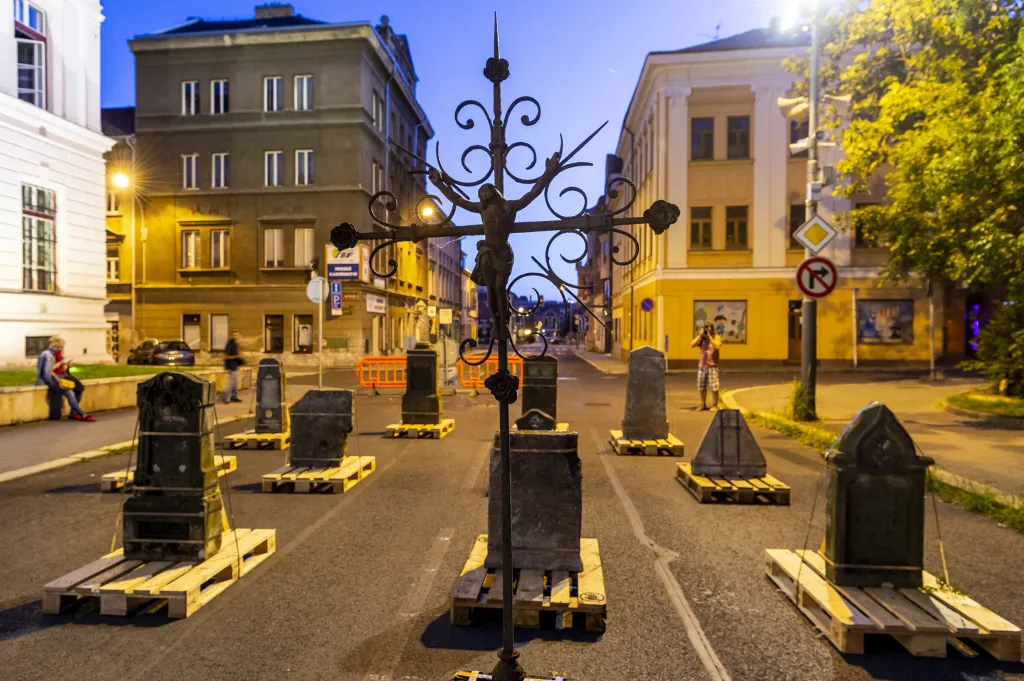 Náhrobní kameny pak skončily na rumišti starého mlýna, odkud je letos vykopalo zubrnické Muzeum v přírodě se spolkem Omnium