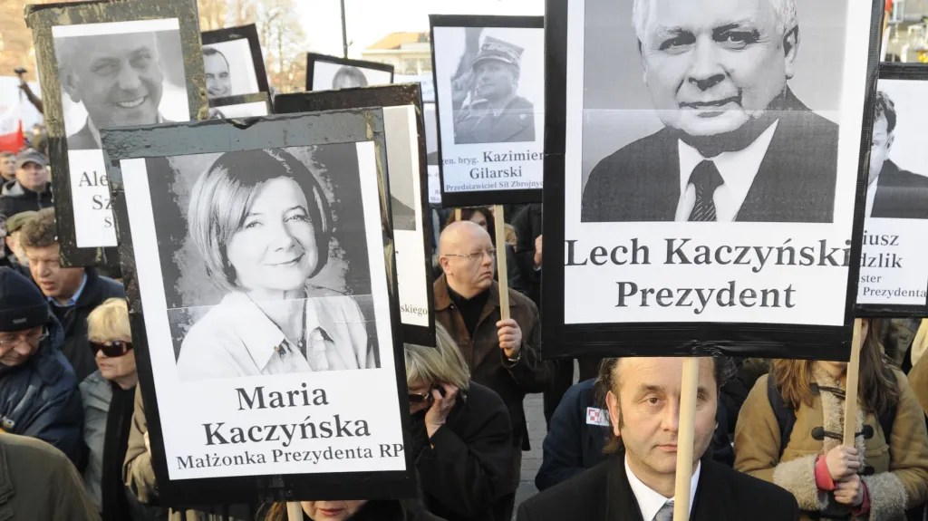 Portréty 96 obětí smolenské letecké tragédie
