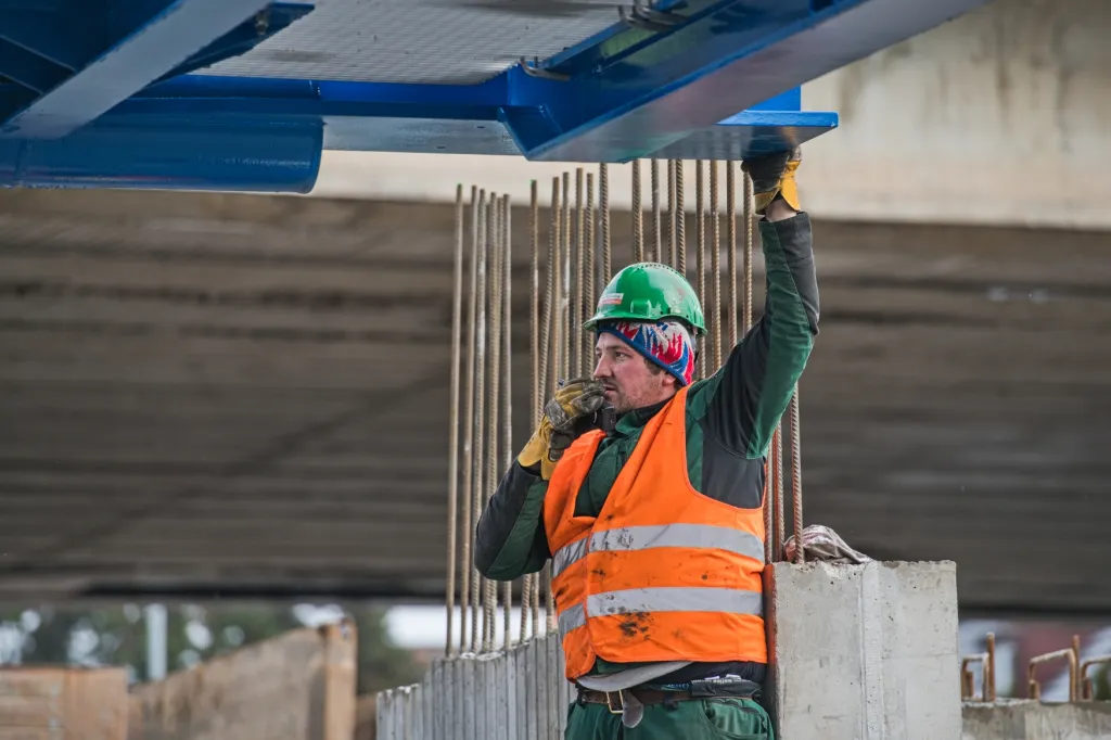 Stavbaři v Brně instalovali novou lávku přes řeku Svitavu
