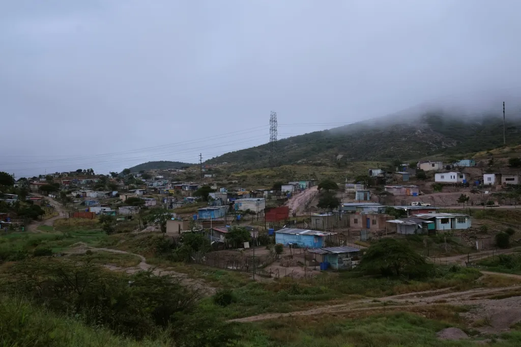 Častou přeměnou prochází samotná města a vesnice, z jednotlivých částí se postupně stávají chudinské slamy. Na fotografii je město Barquisimeto, které takovou metamorfózou právě prochází.