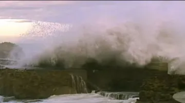 Pobřeží Atlantiku bičují dvanáctimetrové vlny