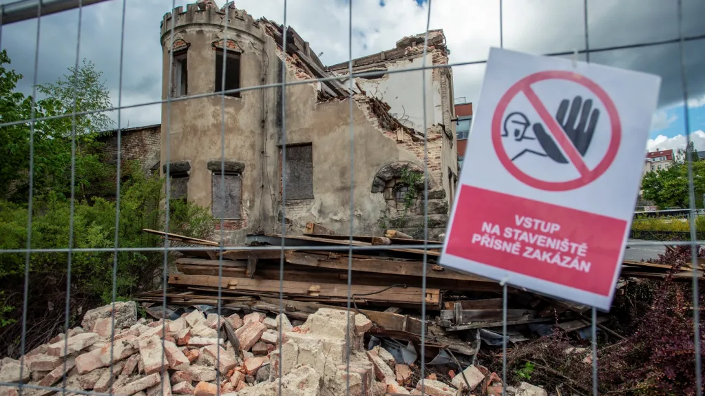 Částečně zdemolovaný zámeček Schlaraffia