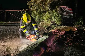 Noční bouřky zaměstnaly hasiče i energetiky, komplikace byly na železnici