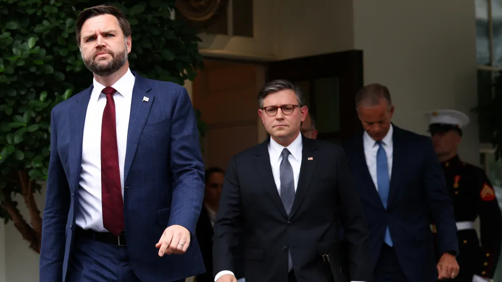Americký viceprezident JD Vance (v popředí) a předseda Sněmovny reprezentantů Mike Johnson (za Vancem) na jednání v Bílém domě o financování federální vlády (29. září 2025)