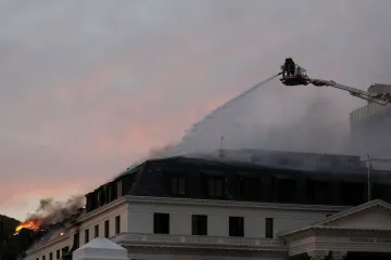 Nový požár jihoafrického parlamentu mají hasiči pod kontrolou. Podezřelý stanul před soudem
