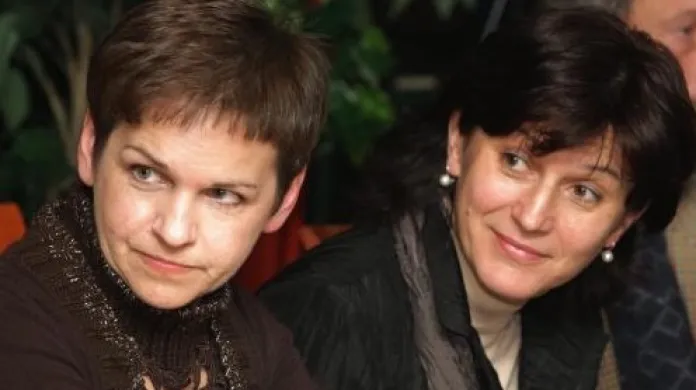 Poslankyně Věra Jakubková a Olga Zubová oznámily na jednání republikové rady Strany zelených v Pardubicích, že vystoupily ze sněmovního klubu své strany. Za důvod označily dlouhodobé spory se současným vedením strany, kterou ale opouštět nehodlají.