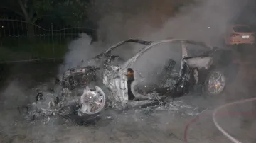 Oheň obě auta zničil