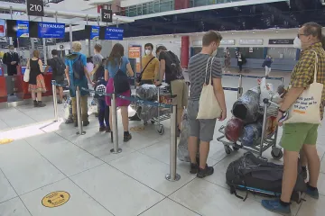 Letenky v řadě případů zlevnily, cestujících je stále výrazně méně než před pandemií