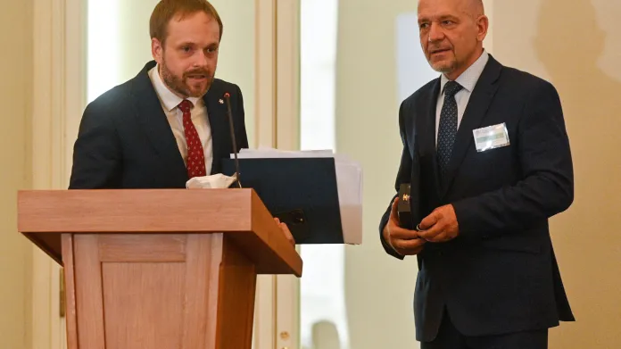 Ministr zahraničí Jakub Kulhánek předal na poradě velvyslanců nejvyšší resortní vyznamenání Jiřímu Balounovi