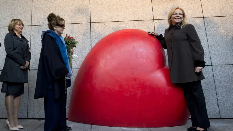 Na symbolické srdce mohou lidé psát své vzkazy k nedožitým 80. narozeninám Václava Havla