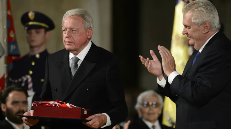 Franz Vranitzky přebírá Řád bílého lva