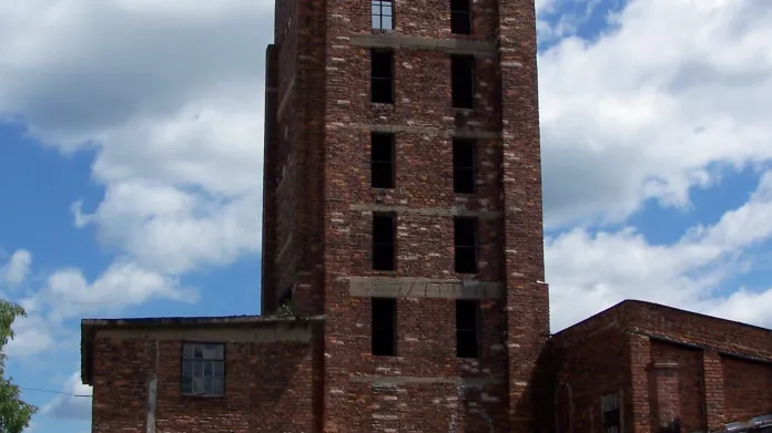 Rudá věž smrti v nedalekém Vykmanově. V 50. letech byla využívaná jako úpravna uranové rudy. I tady pracovali vězni.